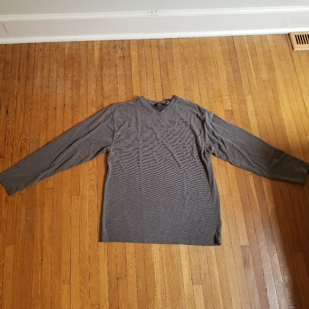 🌍 5/$25 SALE! Long sleeve Men's v-neck tee